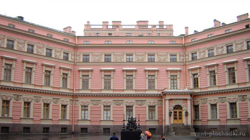 Инженерный замок — Двор — историческая площадка в Санкт-Петербурге