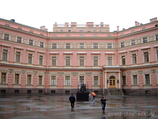 Инженерный замок — Двор — историческая площадка в Санкт-Петербурге