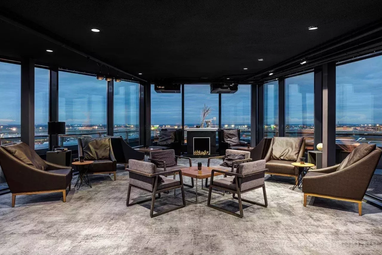 Cosmos Selection Москва Шереметьево Аэропорт (бывший Sheraton Шереметьево) — Панорамный ресторан «Алтитьюд» — зал в отеле в Москве — фото 6