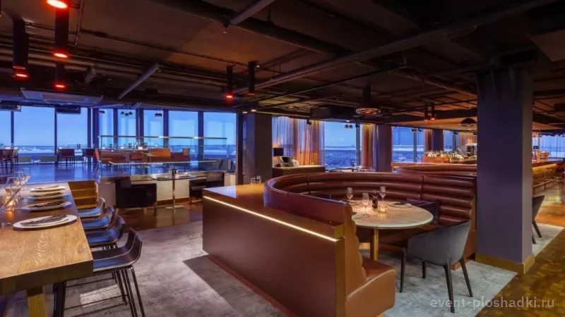 Cosmos Selection Москва Шереметьево Аэропорт (бывший Sheraton Шереметьево) — Панорамный ресторан «Алтитьюд» — зал в отеле в Москве — фото 7
