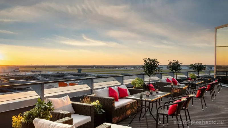 Cosmos Selection Москва Шереметьево Аэропорт (бывший Sheraton Шереметьево) — Панорамный ресторан «Алтитьюд» — зал в отеле в Москве — фото 9