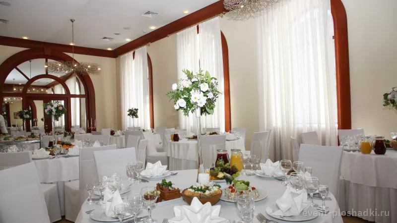 Отель «Октябрьская» — Ресторан «Ассамблея» — зал в отеле в Санкт-Петербурге — фото 9