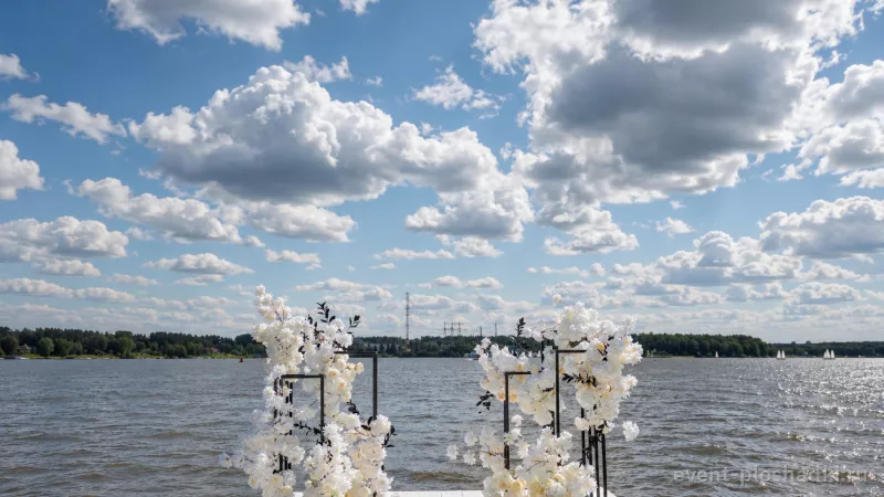 Пляж в Пирогово — шатёр White Podium — летняя площадка в Москве — фото 7
