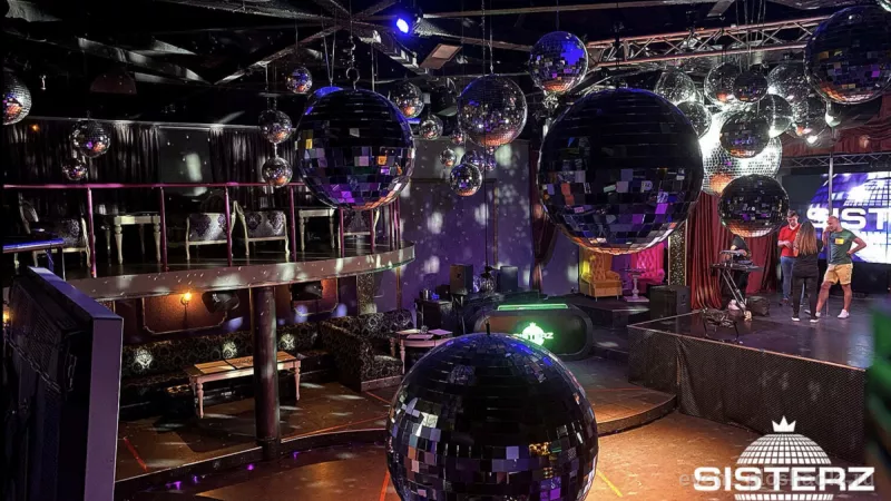 Ночной клуб Sisters — концертная площадка в Москве