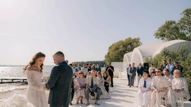 Пляж в Пирогово — шатёр White Podium — летняя площадка в Москве