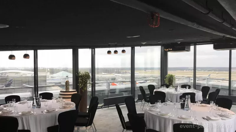 Cosmos Selection Москва Шереметьево Аэропорт (бывший Sheraton Шереметьево) — Панорамный ресторан «Алтитьюд» — зал в отеле в Москве